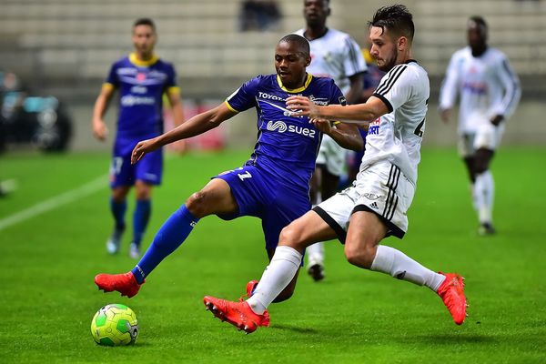 Valenciennes a tenu en échec Amiens (en blanc) au Stade de la Licorne.