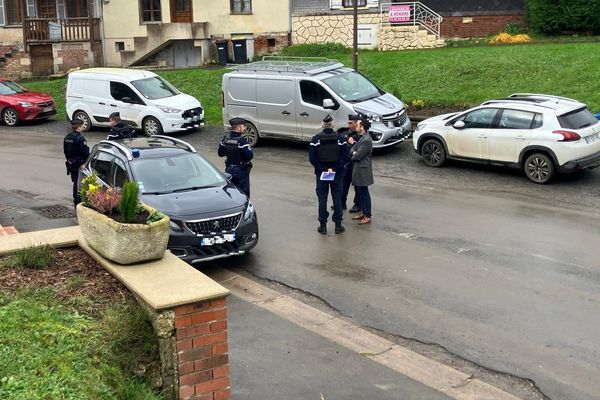 À 11h40, quelques gendarmes étaient encore dans la commune de Wasigny.