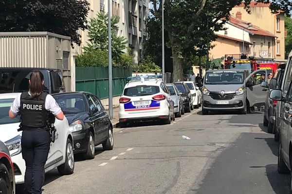 Retranché dans son appartement, un forcené menaçait de faire exploser son immeuble rue de Pressensé à Villeurbanne. Il a été interpellé et placé en garde à vue.