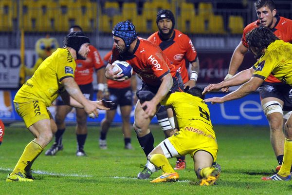 En jaune, les joueurs de l'USC (Carcassonne) ont largement dominé l'équipe du Stade Aurillacois, en remportant le match de 11e journée de Pro D2 24 à 3, le vendredi 4 décembre 2015 à Carcassonne au stade Albert Domec. 