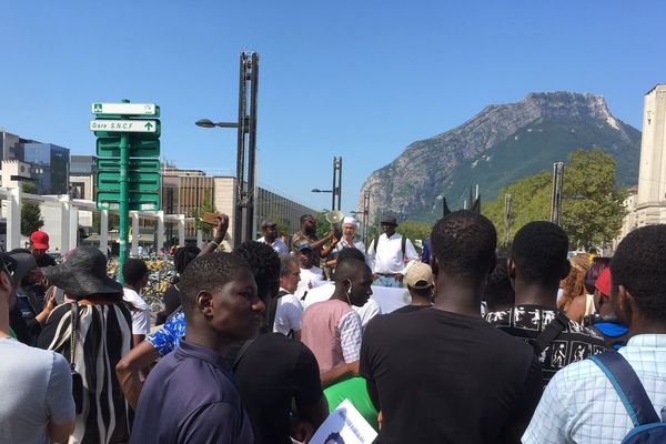 Le point de rassemblement était donné à 14 heures ce samedi 31 août devant la gare