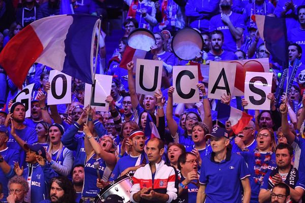 Le stade Pierre Mauroy est debout pour soutenir Lucas Pouille, à un set de la victoire ! 