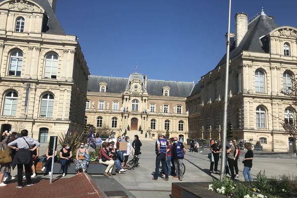 Une quarantaine de professionnels de la petite enfance se sont rassemblés devant la mairie d'Amiens pour protester contre la réforme Taquet