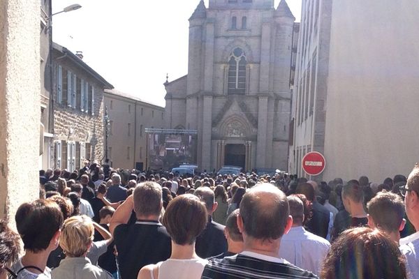 L'église de Bas-en-Basset (43) est trop petite pour les obsèques des trois adolescents décédés lors d'une explosion due à des produits chimiques. Des milliers de personnes assistent la cérémonie le 20 juin sur la place et dans les rues de cette commune de Haute-Loire.