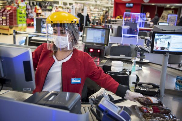 Protection contre le coronavirus. Hôtesse de caisse au Super U de Besançon, 18 Mars 2020.