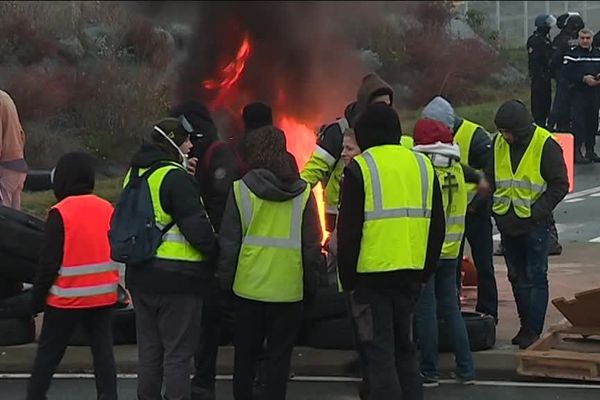 Des gilets jaunes devant l'accès d'un pôle logistique d'Airbus