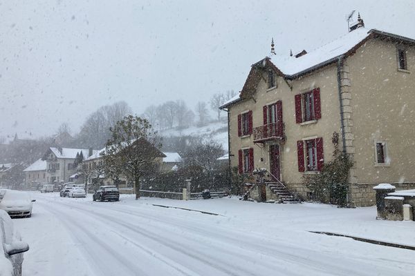 La neige est tombée en Franche-Comté. Ici à Pontarlier au niveau de la distillerie Guy