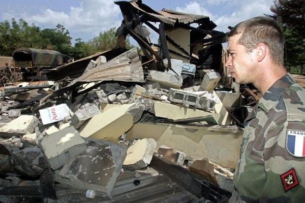 Un militaire français devant la base bombardée par les forces loyalistes ivoiriennes en 2004