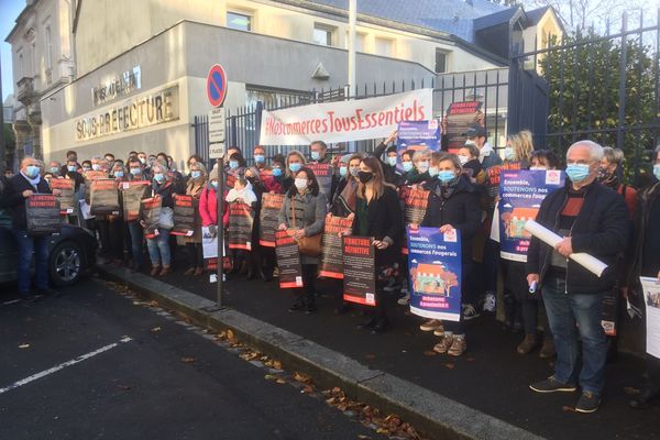 Près de 80 commerçants ont manifesté ce jeudi matin devant la sous-préfecture de Fougères pour demander la réouverture partielle de leurs commerces pendant le confinement.