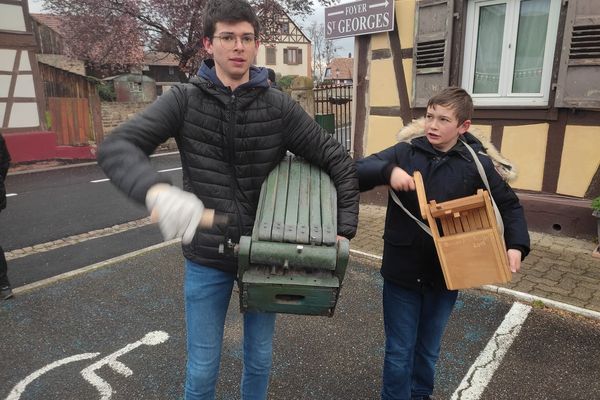 En fonction de la taille et de l'âge des enfants, les crécelles sont plus ou moins grandes et lourdes.