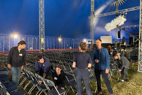 Préparation de la tente avant l'arrivée des spectateurs