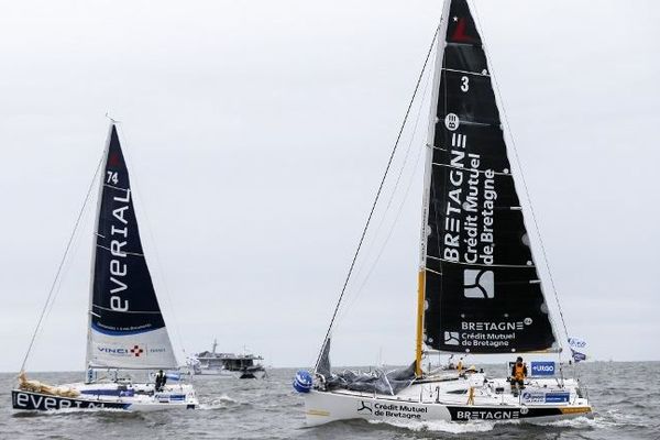 Tanguy Le Turquais et Sébastien Simon (à droite) au départ de la 49ème Solitaire URGO - Le Figaro, le 26 août 2018, au large du Havre