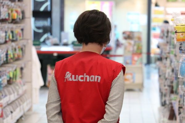 Le distributeur Auchan a annoncé un plan de suppression de 2 389 postes sur 54 000 en France, ce mardi 5 novembre 2024.