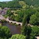 Affluent de la Dordogne, la Vézère prend sa source sur le plateau de Millevaches avant de traverser la Corrèze