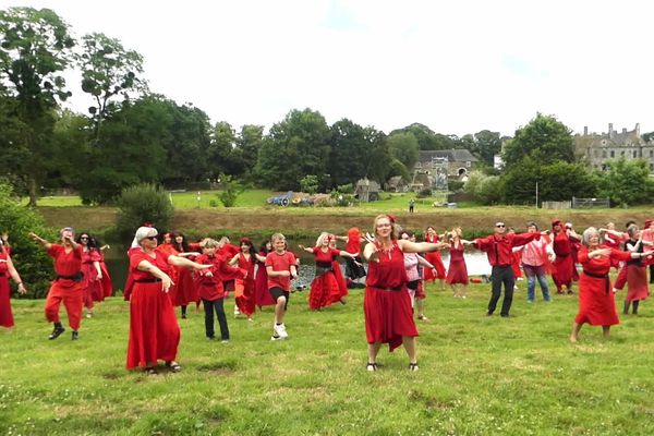 Une bande d'Anglais expatriés organisait ce dimanche 21 juillet un flash mob, à l'abbaye de Bon Repos. Un spectacle caritatif, un rien déjanté, sur un air connu de la fin des années 70.