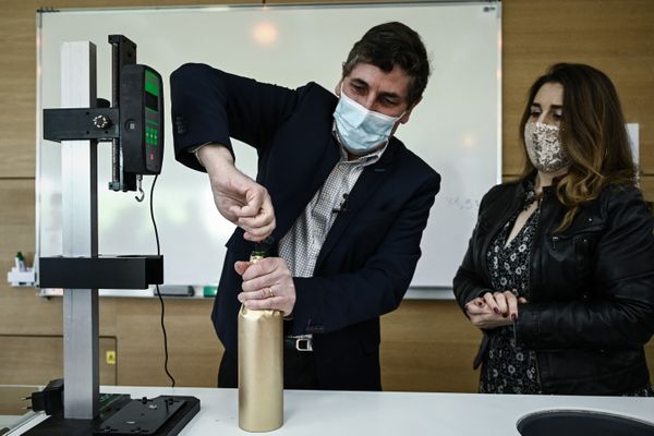 Philippe Darriet, directeur du centre de recherches sur la vigne et le vin à Villenave d'Ornon près de Bordeaux. Il ouvre une bouteille anonyme pour un test.

