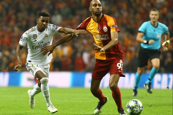 Steven Nzonzi lors d'un match entre le Galatasaray et leReal Madrid en octobre 2019.
