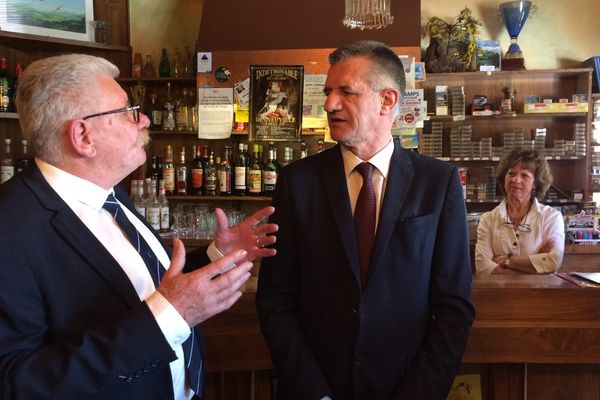 7 avril 2017, Jean Lasalle et Bernard Reynal, président des bistrots de pays,  chez Maryse à Monceaux-sur-Dordogne (Corrèze), le seul bistrot du village garant du lien social et du maintien de la vie dans les campagnes. 
