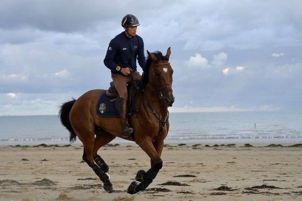 Maxime Livio avec son cheval Qalao des Mers le 21 août 2014