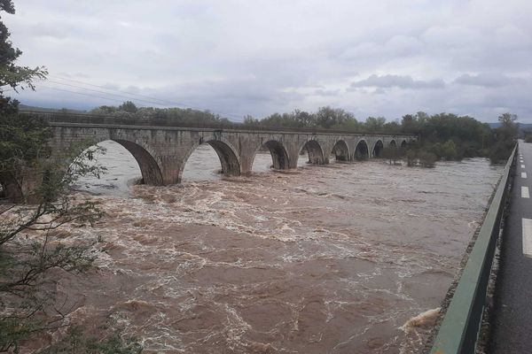 La rivière en crue le 17 octobre 2024. Le niveau de l'eau, depuis, était redescendu et le Chassezac ne faisait pas l'objet d'une interdiction de pratiquer le canoë.