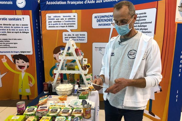 L'association française d'aide aux diabétiques du Bourbonnais tenait un stand d'information dans une galerie marchande de Domérat (Allier) pour sensibiliser à la maladie.