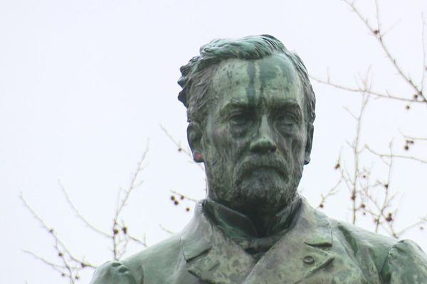 La statue de Louis Pasteur trône au centre ville d'Arbois, Jura