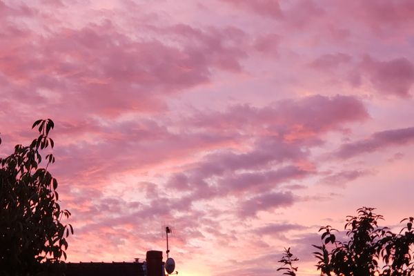 Le lever du soleil nous réserve de magnifiques couleurs ces derniers jours, comme ici à Marck en calaisis