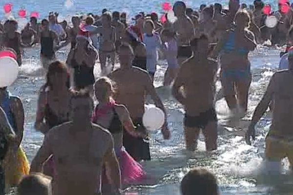 Tous à l'eau au bain de Noël, un bonne action pour le corps comme pour le coeur