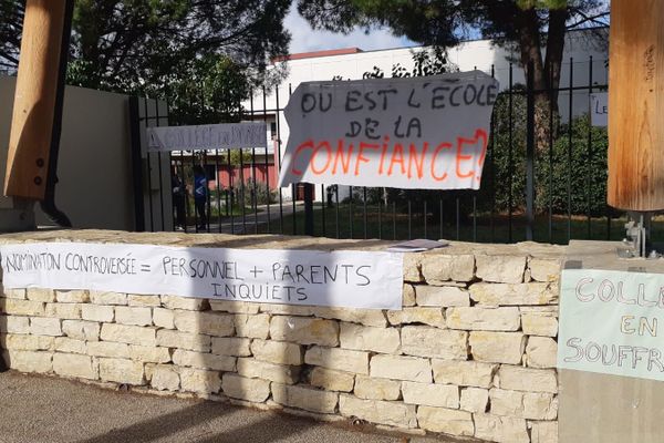 Au collège Lo Trentanel de Gignac, parents d'élèves et enseignants protestent ce 9 novembre contre l'arrivée du nouveau principal.