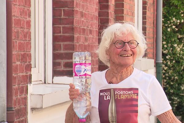 Micheline Cazin, 88 ans et demi, s'entraine à porter la flamme olympique.