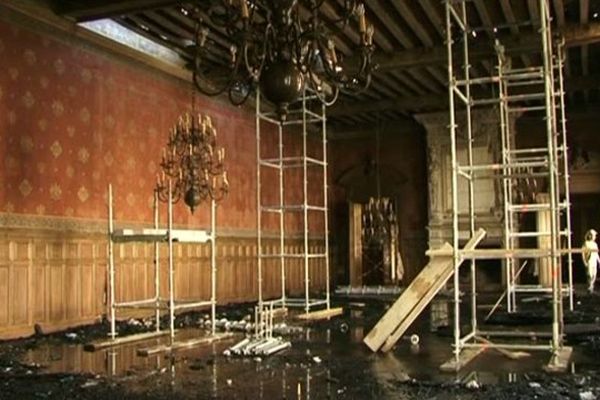 Les tours d'étais destinées à consolider le plafond de la salle des fêtes de l'hôtel de ville de La Rochelle après l'incendie.