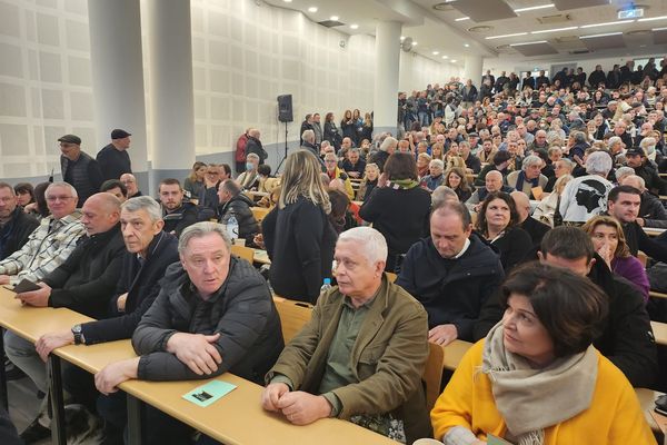 Près de 600 personnes sont présentes dans l'amphithéâtre Landry, dont les principaux cadres du parti.