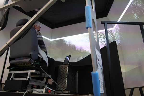 Des personnes testent les véhicules autonomes avec un simulateur de l'ISAT