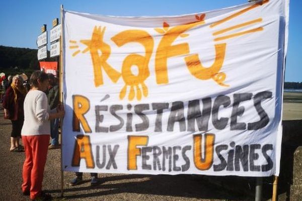 Le collectif contre les fermes-usines à Plestin-les-Grèves