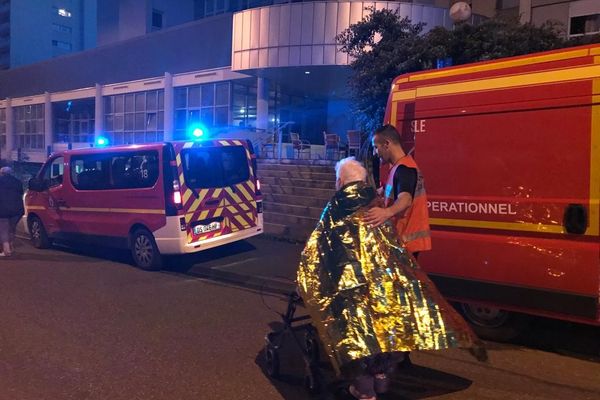 La difficulté pour les pompiers a aussi été d'évacuer des personnes âgées qui marchaient avec des cannes ou des déambulateurs.