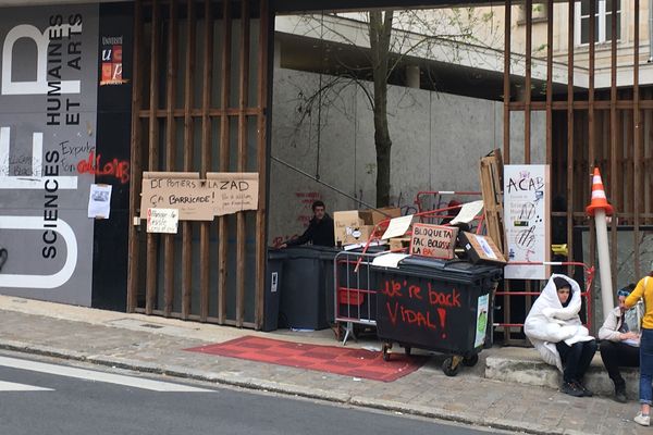 Les accès de l'Hôtel Fumé sont toujours bloqués par quelques étudiants