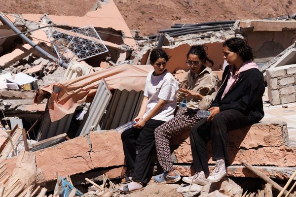 Des jeunes filles observent les conséquences du séisme, à Marrakech, le 11 septembre 2023.