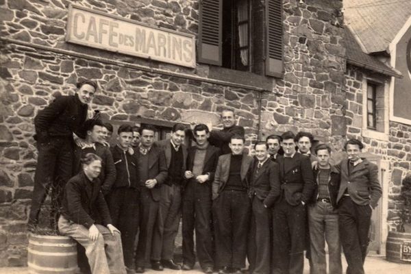  Un groupe d'élèves de l’école d’hydrographie de Paimpol en 1940