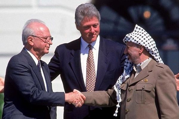 La poignée de main historique entre Yitzhak Rabin et Yasser Arafat lors de la signature des Accords d'Oslo en 1993 à la Maison Blanche