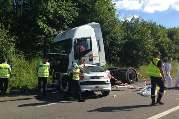 La voiture se serait déportée pour une raison inconnue