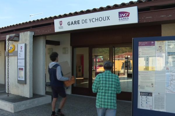 La petite gare d'Ychoux, commune rurale des Landes (40), accueille depuis le 10 juillet 2023, les services postaux, une collaboration entre la municipalité et la SNCF pour lutter contre la désertification des campagnes.