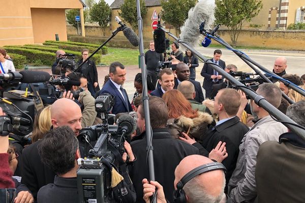 Le président de la République au milieu des journalistes devant l'école de Berd'huis dans l'Orne avant son passage au journal de 13 heures de TF1.