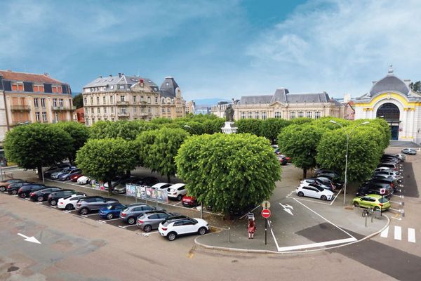 La place de la République laisse actuellement trop de places au stationnement et trop peu aux piétons.