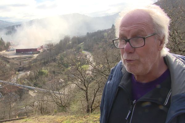 Jean-Louis Calmettes de l'association ADEBA devant le site en feu de la SNAM à Viviez dans l'Aveyron.