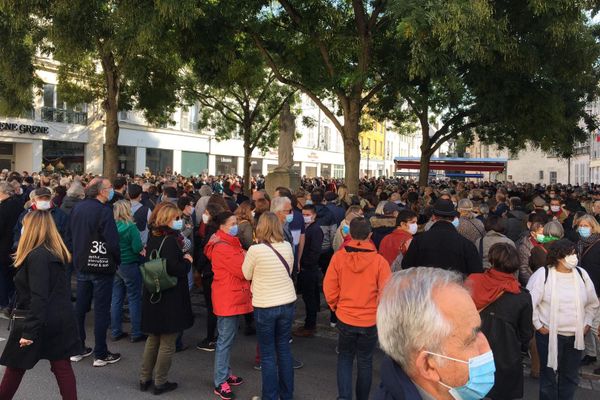 1000 personnes rendent hommage à Samuel Paty place de la République à Orléans.