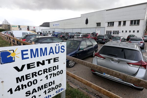 Lieux de vente fermés, ramassage et distribution suspendus : toute l’activité d’Emmaüs est à l’arrêt. 