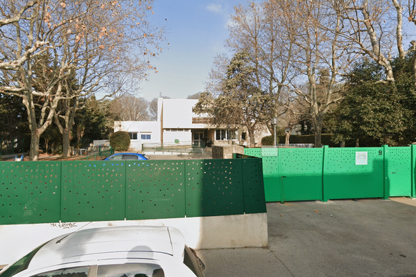 Un individu s'est introduit dans la cour de la crèche Mazargues, dans le 9ᵉ arrondissement de Marseille, en passant par-dessus les palissades.