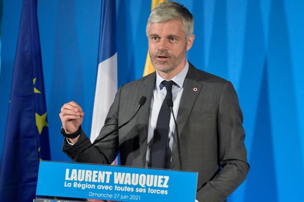 Une étude sur l'image de Laurent Wauquiez en 2021, aurait été financée par la région Auvergne-Rhône-Alpes alors qu'il menait campagne pour être réelu à sa tête.