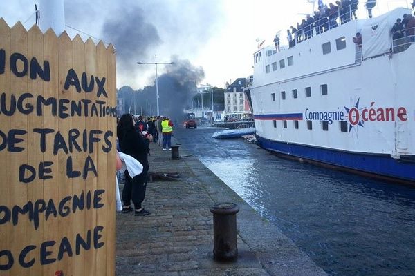 Des dizaines de Groisillons bloquent le Saint-Tudy au départ de Groix ce samedi 11/10/2014