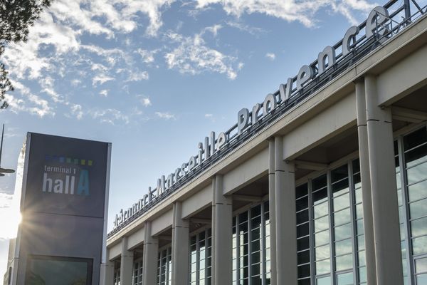 Un homme a violemment agressé deux hôtesses de l'air aujourd'hui à l'aéroport Marseille-Provence.